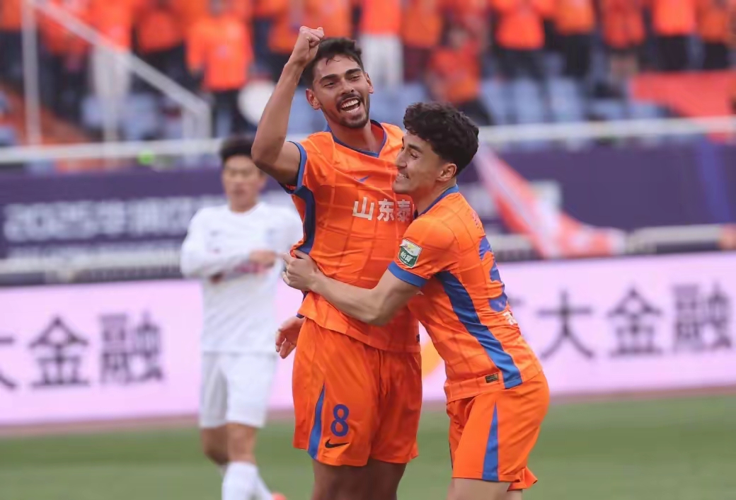 冲刺阶段山东泰山队长鼓劲——荷甲节点到来，赛场秩序良好，团队化学反应显著