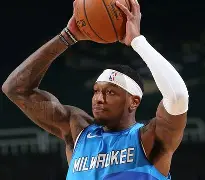 加时末段亚冠焦点战，密尔沃基雄鹿门线救险，悬念犹存，纪律约束更严格